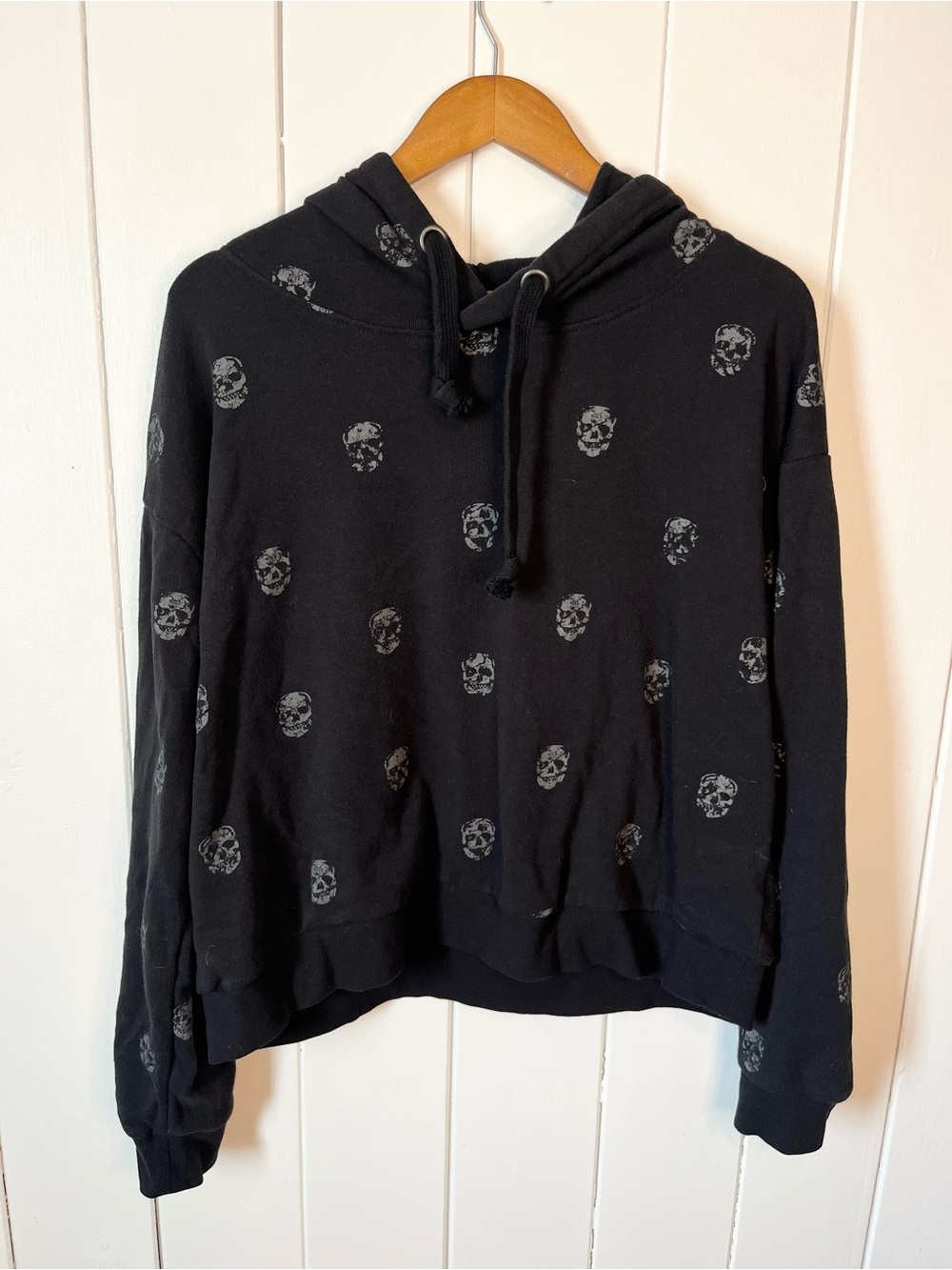 Ocean Drive Black Skull Print Hoodie. Size Large.